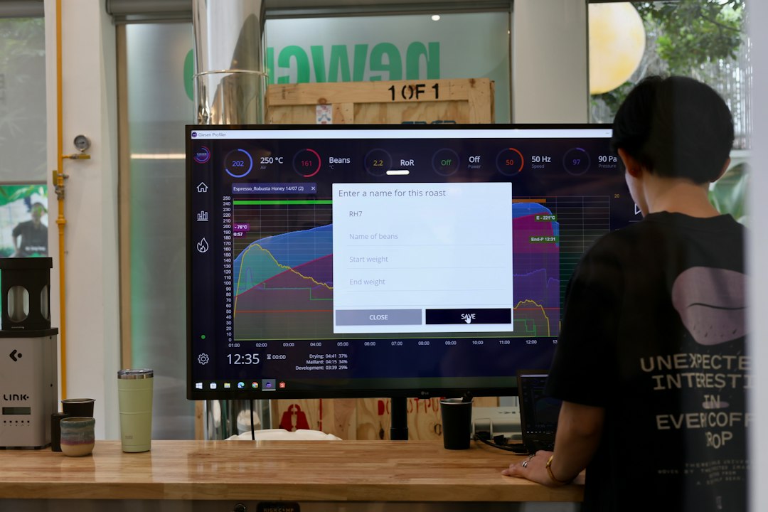 运维群里突然冒出「扎金花房卡代理微信」的转发消息，和油温告警、铁谱异常混