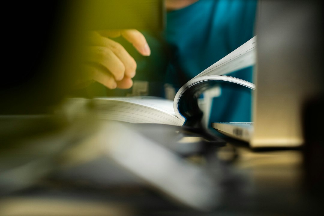 一条与工业润滑无关的搜索词混进值班检索日志，正好暴露出油液监测平台该如何